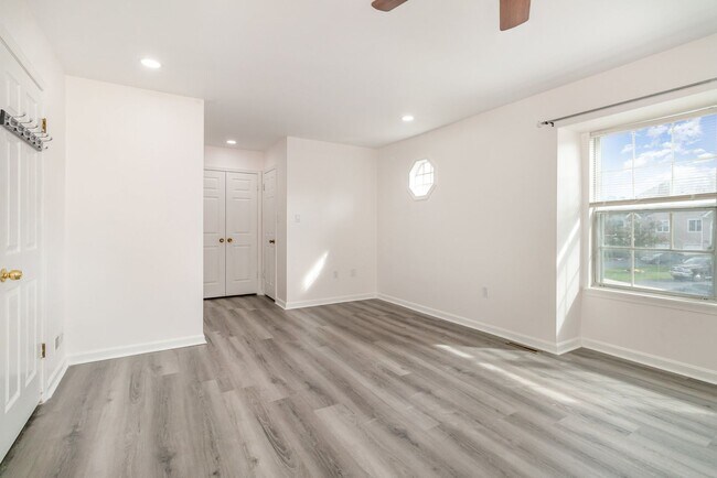 Building Photo - 6212 Spring Knoll Dr