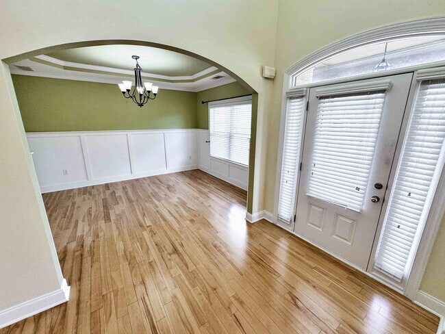 Building Photo - 6BR, 4BA, In-Law Suite