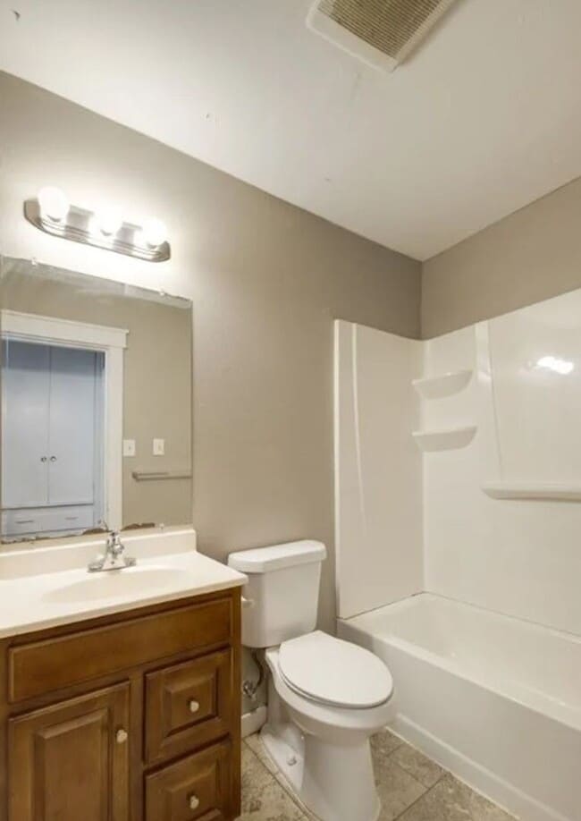 Building Photo - Adorable One Bedroom