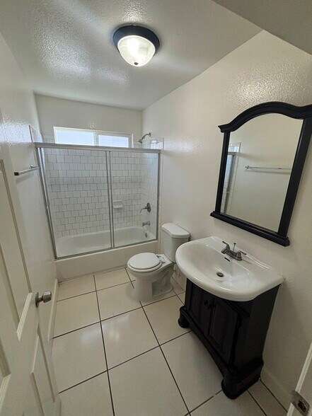 Building Photo - 828 W 71st St