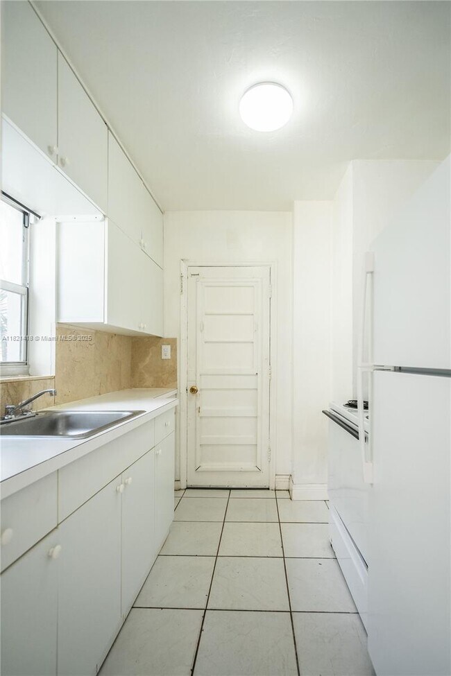 Building Photo - 1780 Marseille Dr