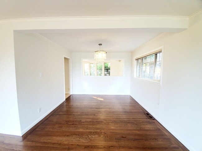 Building Photo - Hillsborough home with Bay views