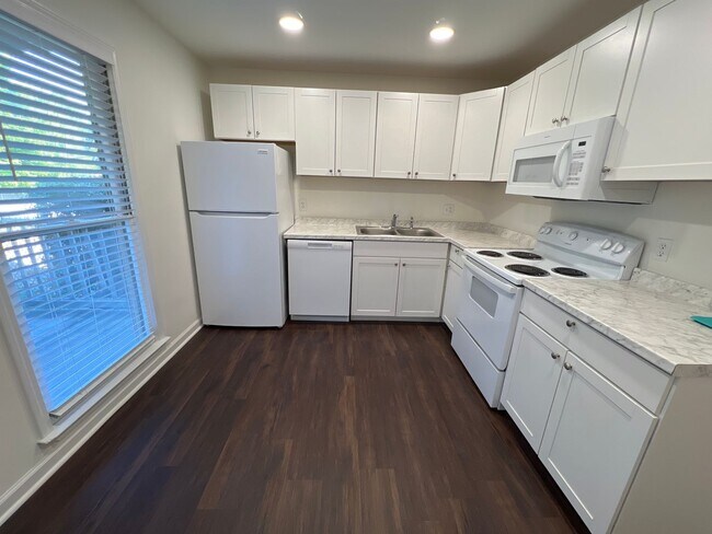 Building Photo - 2 Bedroom Community on the Corner of Baxte...