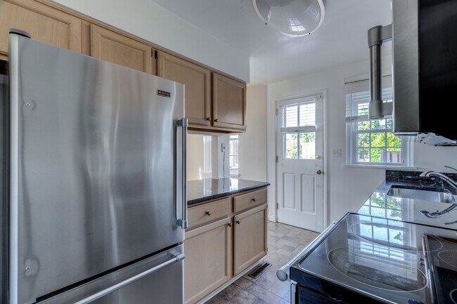 Building Photo - Charming End-Unit Townhouse in Fairlington