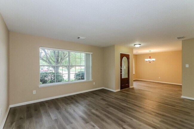 Building Photo - 10902 Ivy Park
