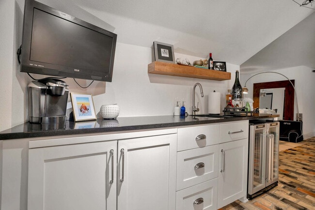 Building Photo - 802 N Park Ave