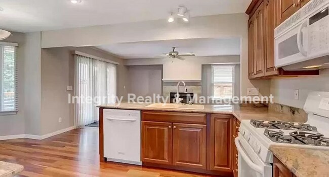Building Photo - 3 Bed/3 Bath, 2,759 Sqft -9614 Pinebrook S...
