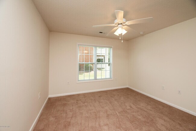 Building Photo - 2833 Holly Glen Dr