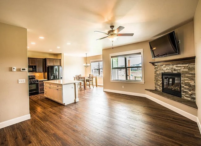 Building Photo - 4 Bedroom home located in upscale neighbor...