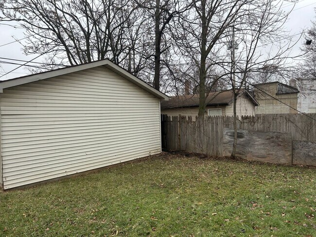 Building Photo - 3 Bedroom House