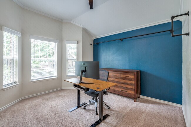 Building Photo - 825 Clearlake Dr