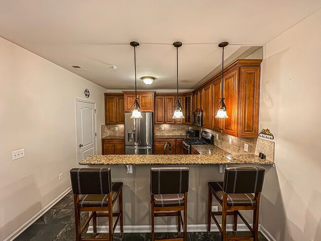 Building Photo - Stunning 3 Bed 2 Bath Condo With Den In Vi...