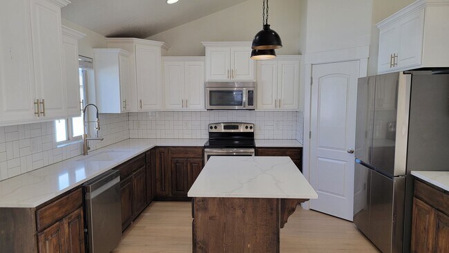 Building Photo - Large and Spacious Lehi Home