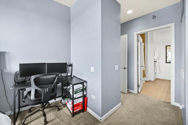 Building Photo - 720 N Larrabee St