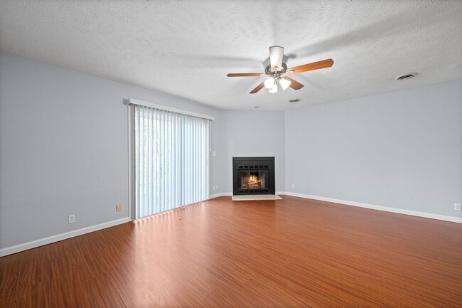 Building Photo - 2 Bedroom Condo For Rent Near Post!