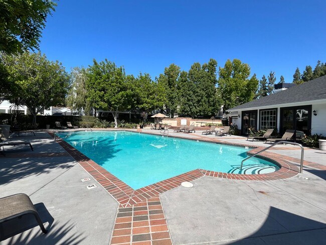 Building Photo - Canyon Villas: Upper 2 Bedroom 2 Bath Condo,