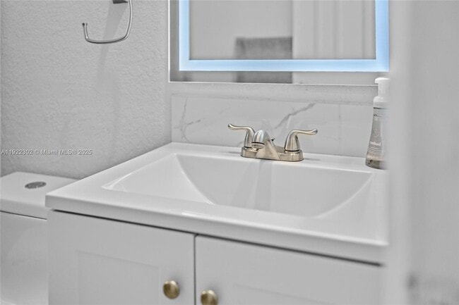 Building Photo - 1208 NE 5th Ave