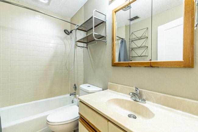 Building Photo - Adorable two bedroom home!