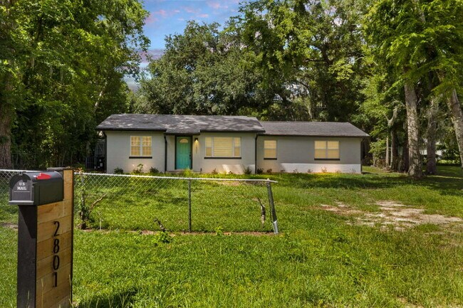 Building Photo - Gardener's Paradise! 3BR Home on Oversized Lot with Shed & Greenhouse