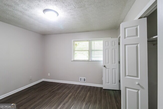 Building Photo - 7006 Knollwood Dr