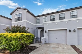 Building Photo - Beautiful 2/2.5 Townhome W/ 1 Car Garage L...