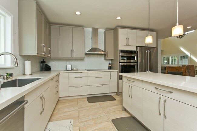 Building Photo - Wonderfully furnished rental - available i...