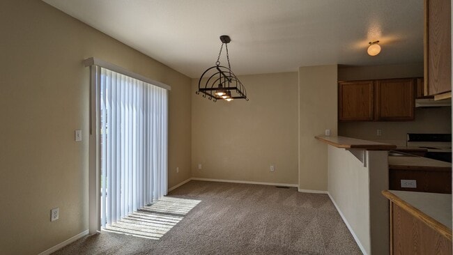 Building Photo - Large 4 Bed 3.5 Bath in Stetson Hills