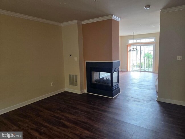 Building Photo - 308 Garden View Square