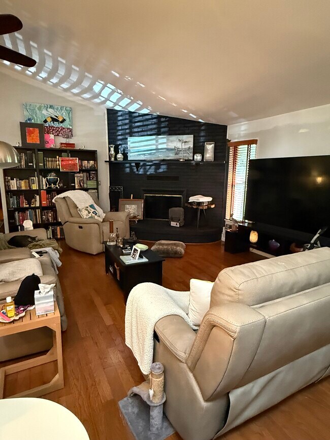 Building Photo - 4212 Lakeview Pkwy