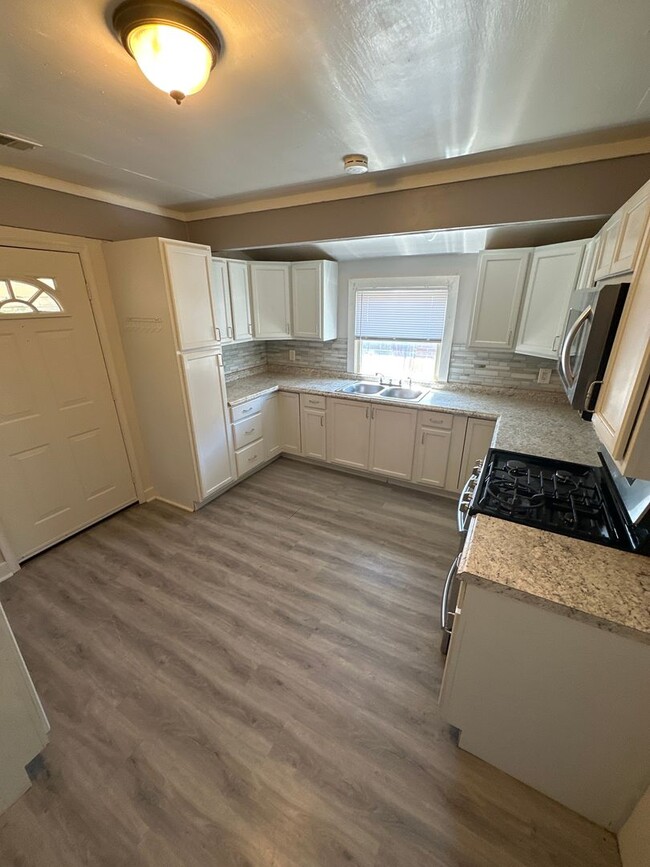 Building Photo - 3-bedroom ranch East York.