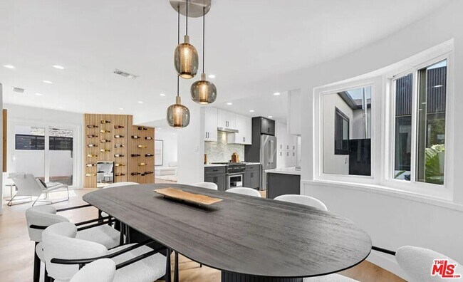 Building Photo - 418 N Bowling Green Way