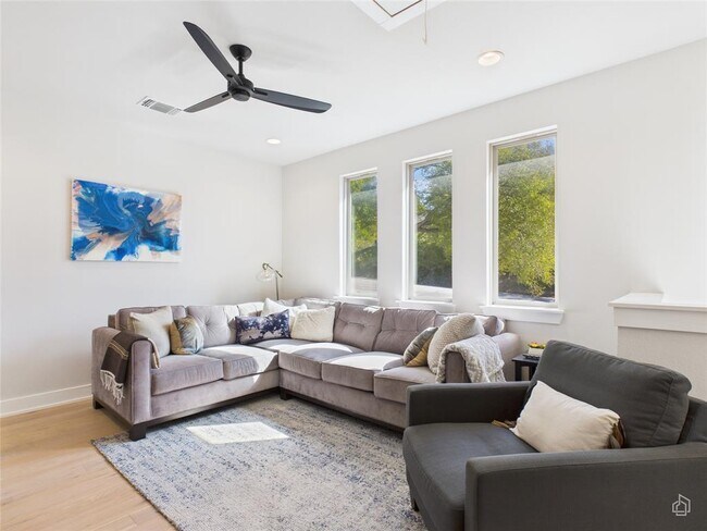 Building Photo - 3002 Sunridge Dr