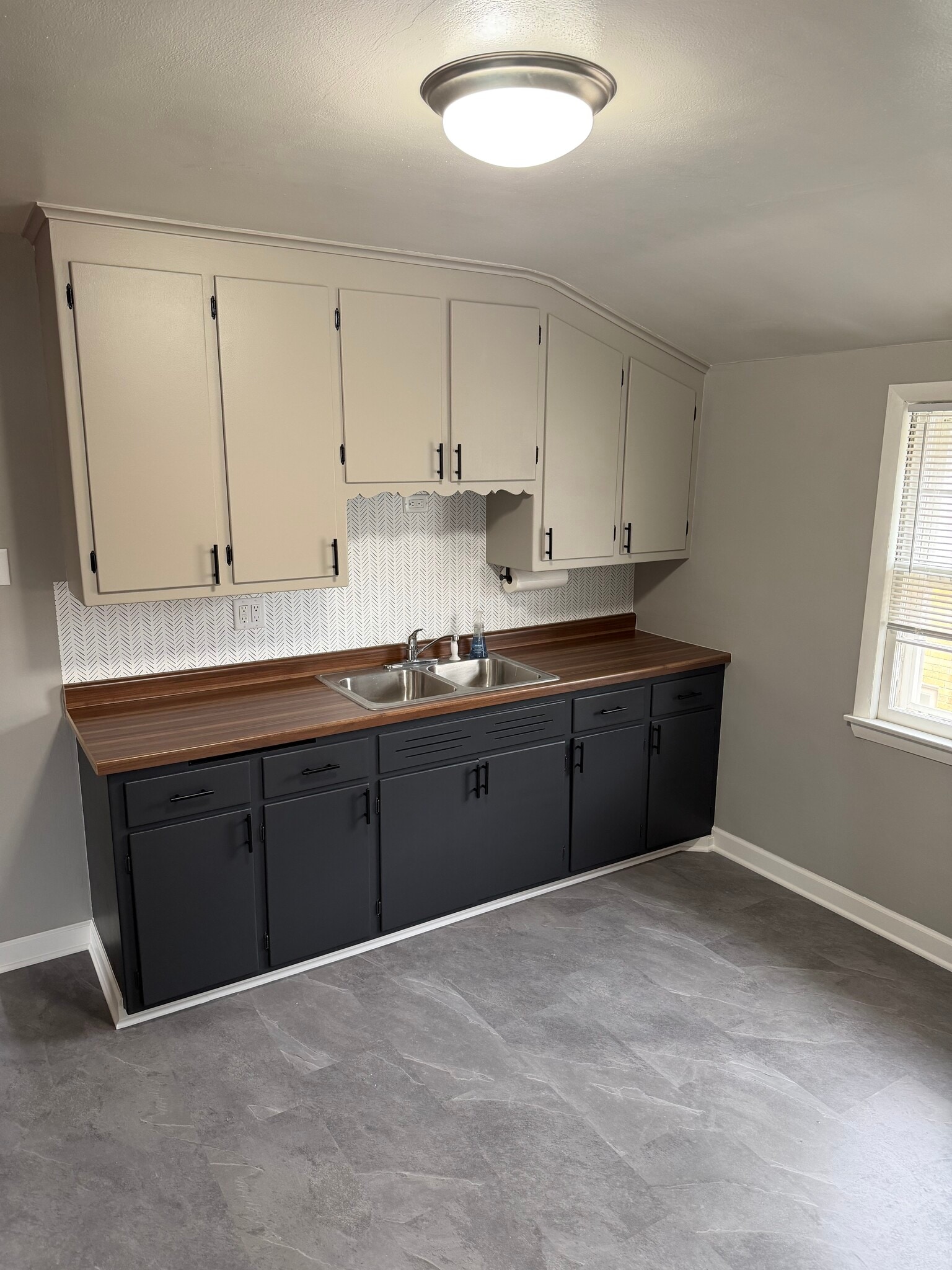 Building Photo - 2642 S 69th St