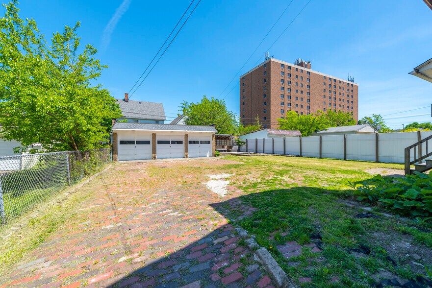 Building Photo - 1631 Lakewood Ave