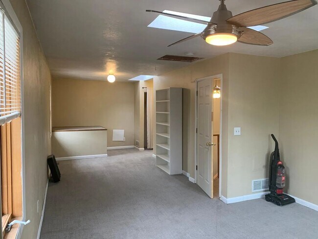 Building Photo - SHORT TERM RENTAL: Spacious 5+ Bedroom Home on the Hill! Available Now-July 24th 2026.