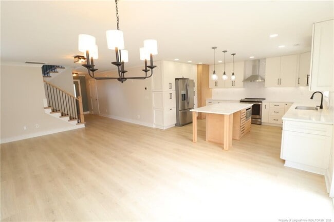 Building Photo - 240 Trayesan Dr