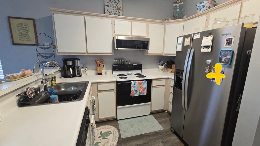 Kitchen - 480 River Oaks Dr
