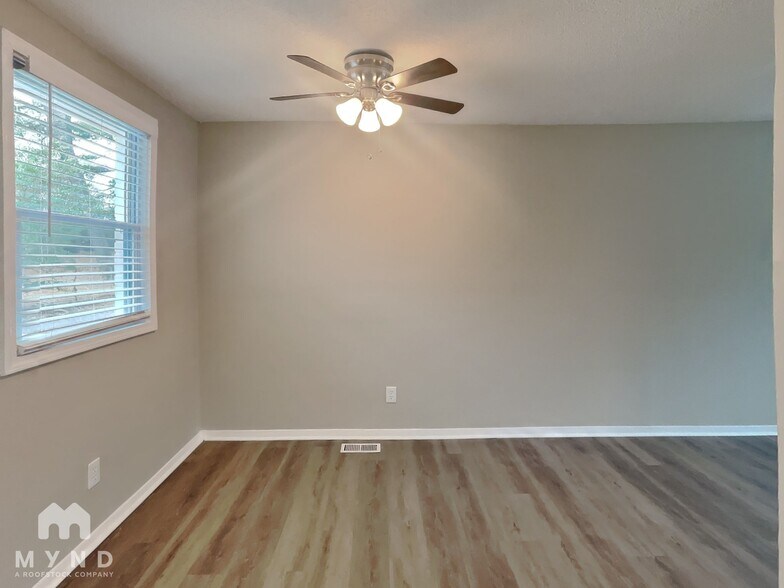Building Photo - 406 Blair Villa Dr SE