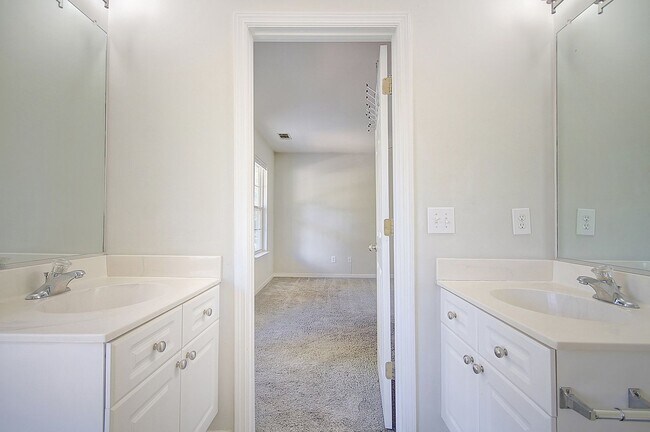 Building Photo - 1785 Hickory Knoll Way