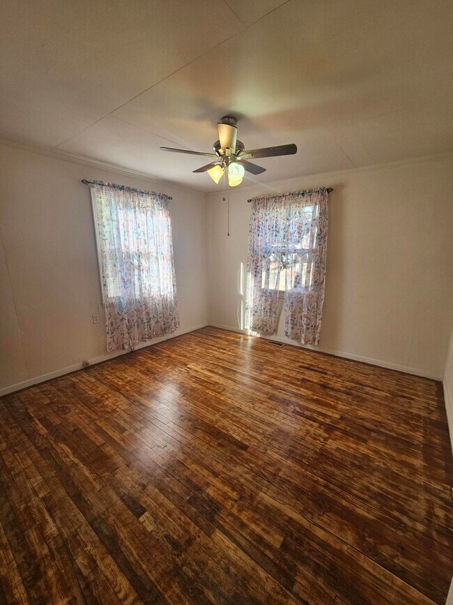 Building Photo - 418 Palm Dr S