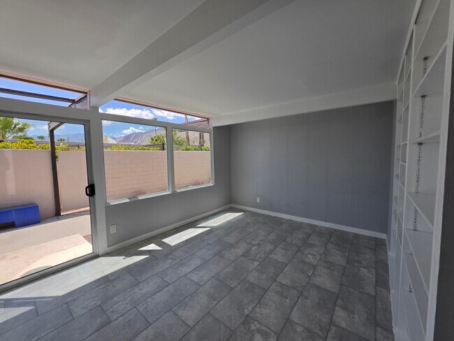 Building Photo - 735 E Louise Dr