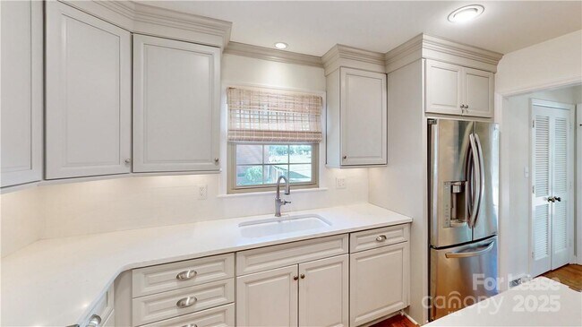 Building Photo - 6810 Rosemary Ln