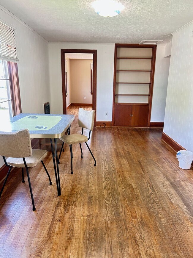Building Photo - Convenience !!