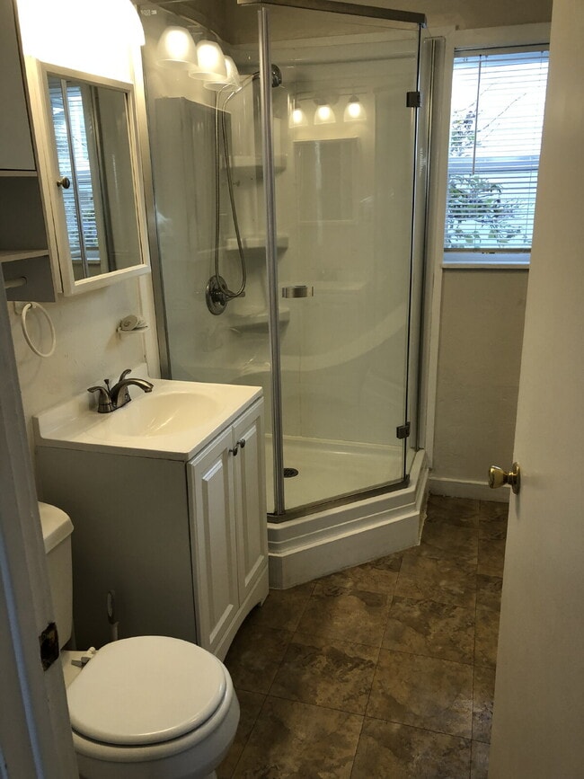 Building Photo - $2,095 / 1br - 400 sqft - 1 Bed 1 Bath Cot...