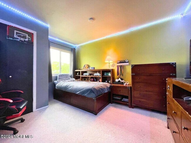 Building Photo - 562 Clubhouse Dr