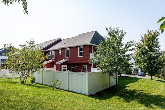Building Photo - Updated 3 Bedroom 2.5Bath Townhouse in Harrisonburg