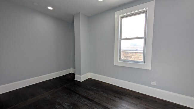 Building Photo - 5028 W Lawrence Ave