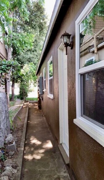 Building Photo - 915 N Los Robles Ave