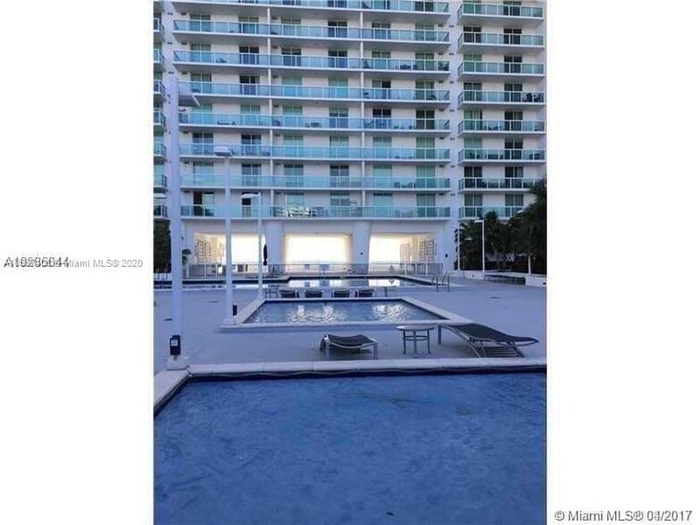Building Photo - 1800 N Bayshore Dr