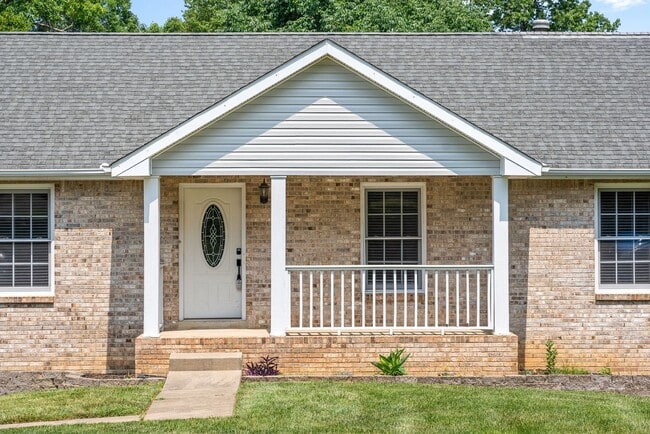 Building Photo - Pet Friendly Three Bedroom with Basement!